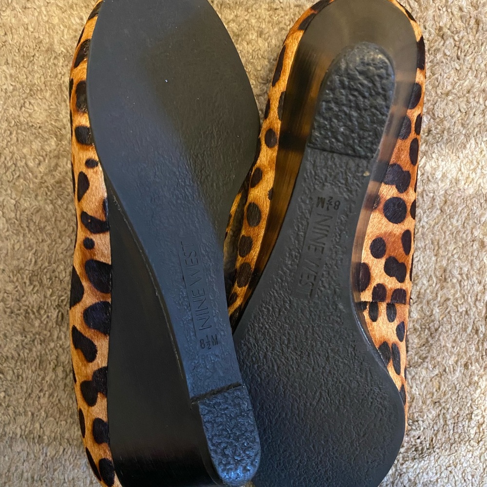 gently worn and visible mark on back wedge, easy to paint and cover up. - Picture 5 of 8